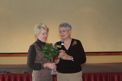 Club President, Maxine Williams, pays tribute to longtime EPWC member, Janet Siedlecki, as she prepares to leave the are for New Mwxico.