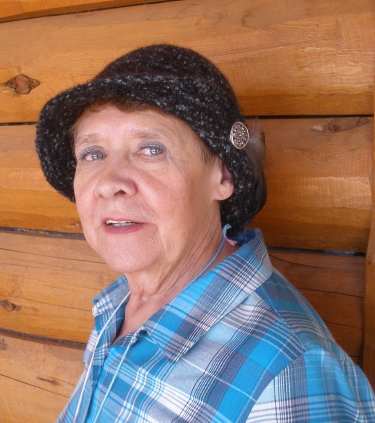 Linda-models-Renates-hat